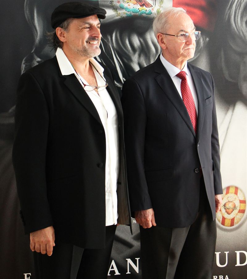 El director y el JEMAD ante el cartel oficial