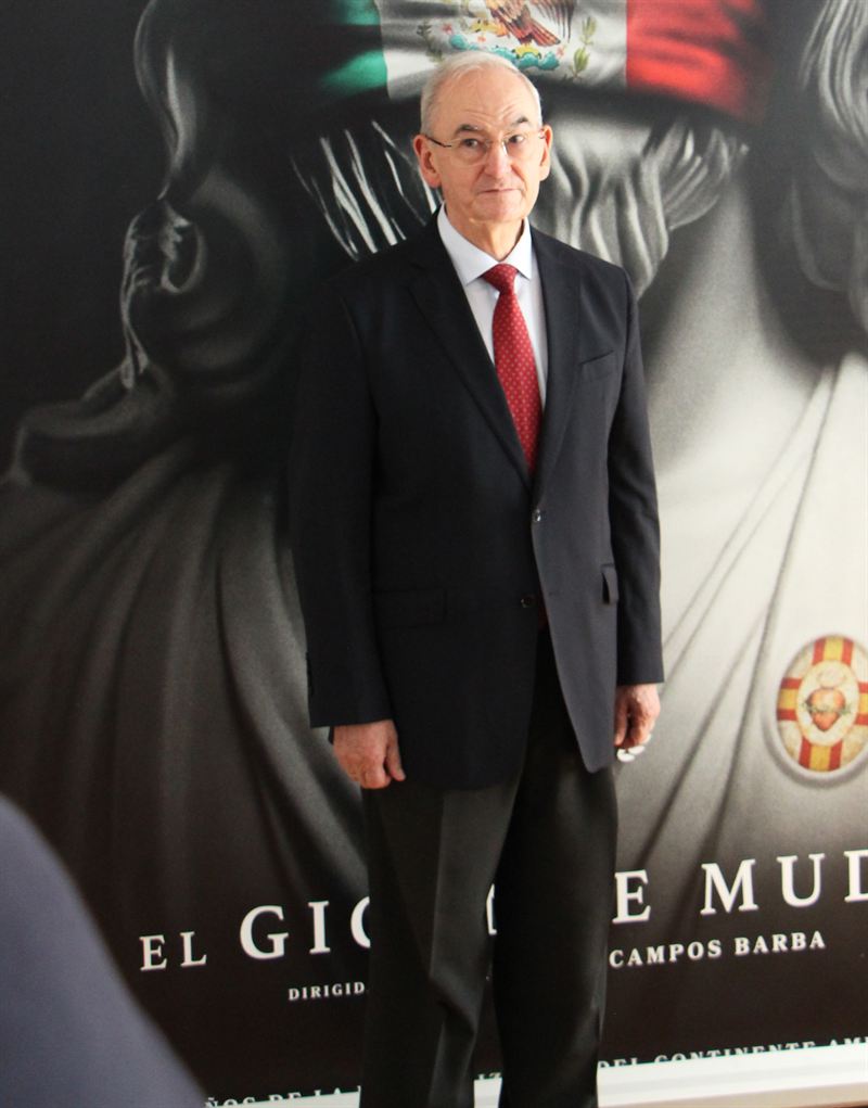 Teodoro López Calderón, JEMAD, ante el cartel de la película